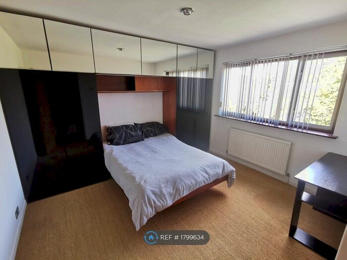 3 Bedroom Terraced House To Rent In Headley Drive, Ilford, IG2