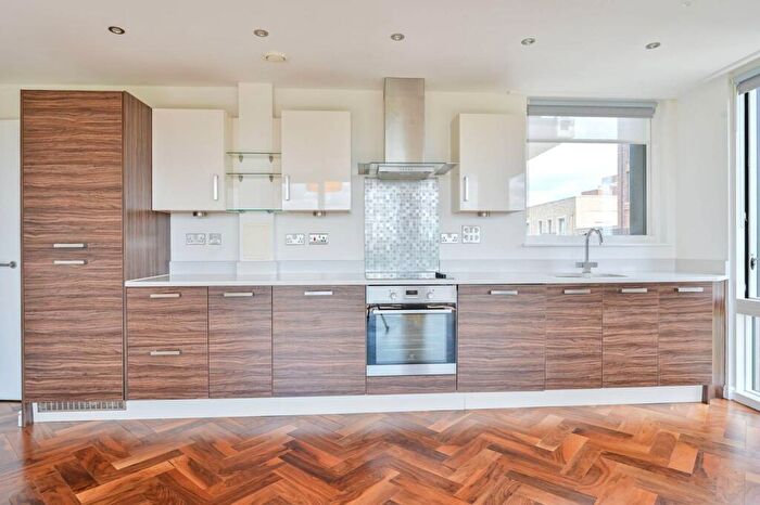 2 Bedroom Flat To Rent In Albany Road, Elephant And Castle, London, SE5