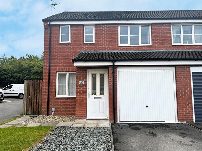 3 Bedroom Semi-Detached House To Rent In Spruce Way, Selby, YO8