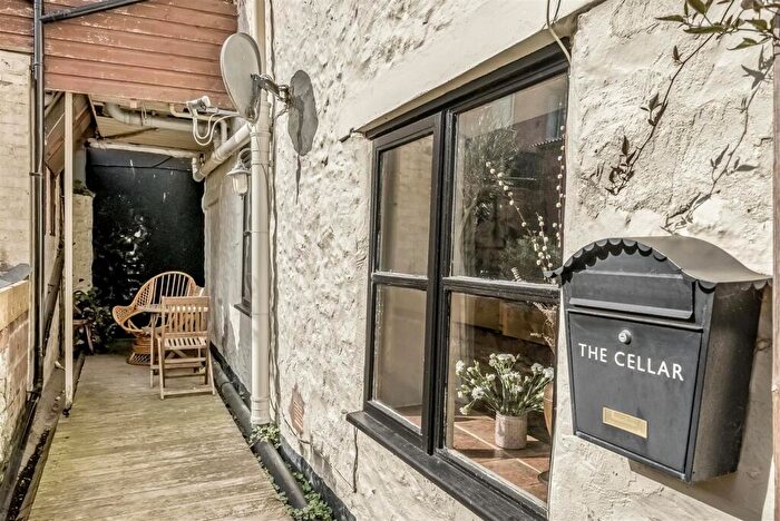 2 Bedroom Apartment For Sale In Pig Lane, Axminster, Devon, EX13