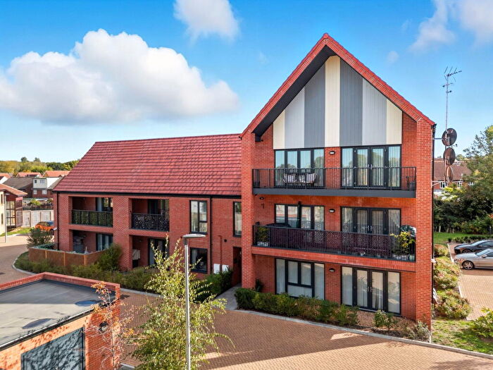 2 Bedroom Flat For Sale In Goldington Crescent, Billericay, CM12