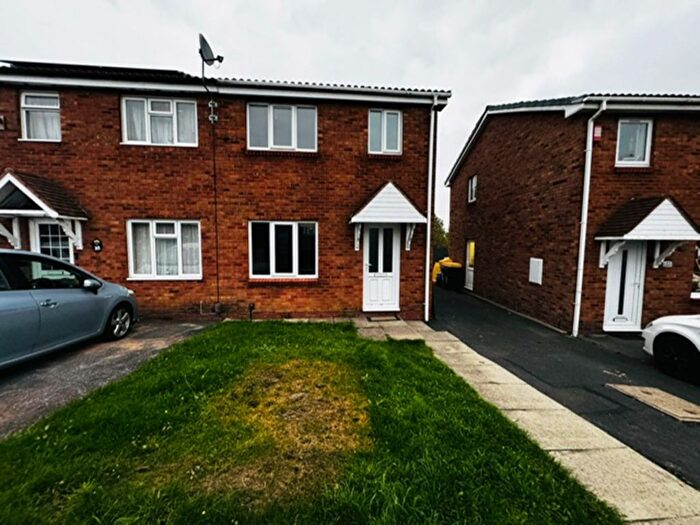 3 Bedroom Semi-Detached House To Rent In Pebworth Grove, Dudley, DY1