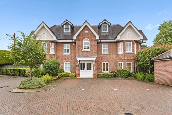 2 Bedroom Flat For Sale In Tilt Road, Cobham, Surrey, KT11