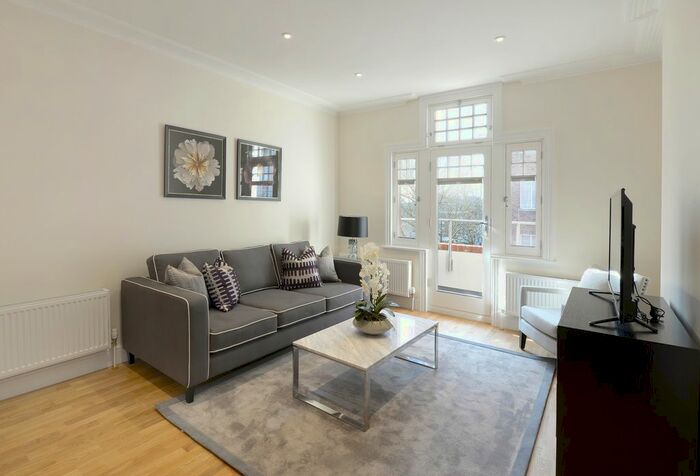 3 Bedroom Flat To Rent In Hamlet Gardens, Hammersmith, London, W6