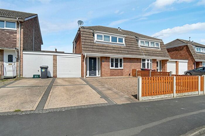 3 Bedroom Semi-detached House For Sale In St. Bernard Close, Broughton, DN20