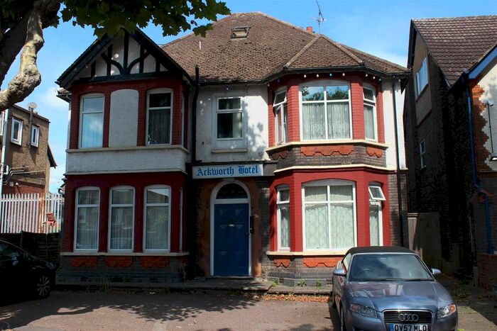 Studio To Rent In Studley Road, Wardown Park, Luton, LU3
