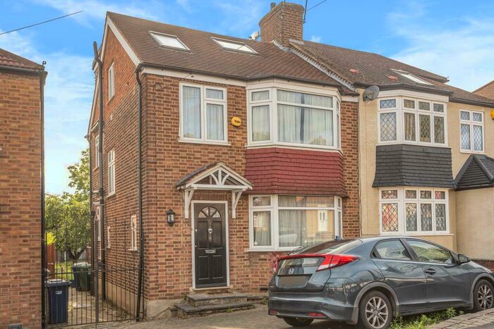 4 Bedroom Semi-Detached House To Rent In Sherrards Way, Barnet, EN5