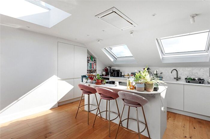 3 Bedroom Maisonette For Sale In Trevelyan Road, London, SW17