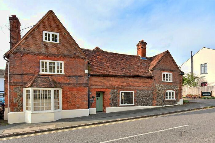 4 Bedroom Detached House To Rent In High Street, Lane End, High Wycombe, Buckinghamshire, HP14