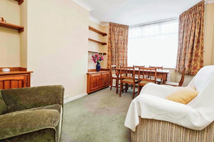3 Bedroom Semi-Detached House For Sale In Woodford Avenue, Birmingham, B36