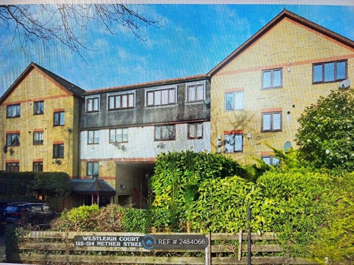 3 Bedroom Flat To Rent In Westleigh Court, London, N12