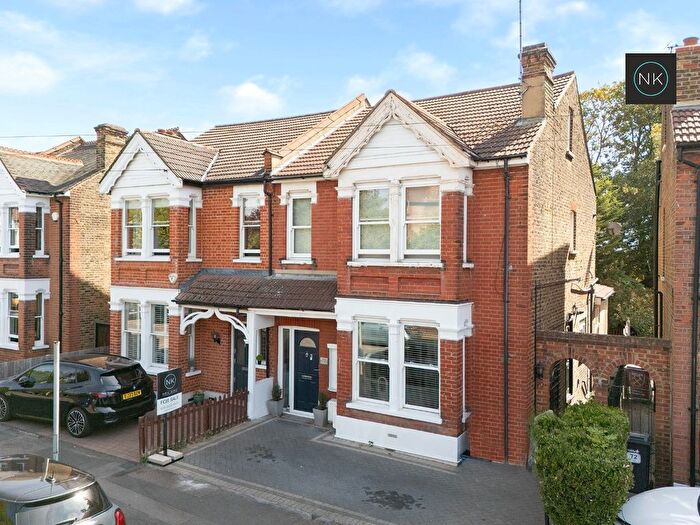 3 Bedroom Flat For Sale In Eastwood Road, South Woodford, London, E18