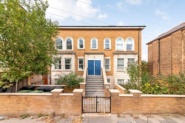 2 Bedroom Apartment For Sale In Auckland Hill, SE27