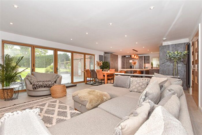 5 Bedroom Chalet For Sale In Bromley Green Road, Ruckinge, Ashford, Kent, TN26