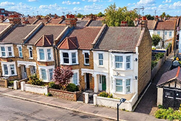 3 Bedroom Flat For Sale In Ronald Park Avenue, Westcliff-On-Sea, SS0