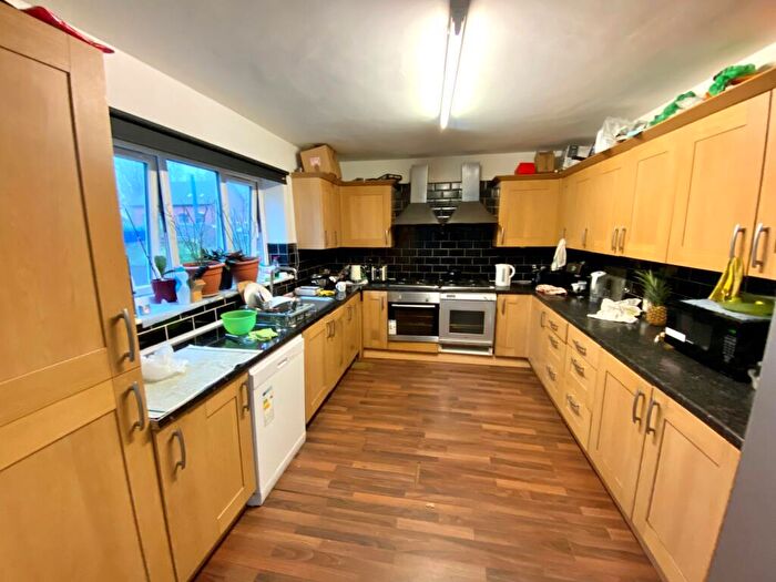 11 Bedroom Semi-Detached House To Rent In Everett Road, Withington, Manchester, M20