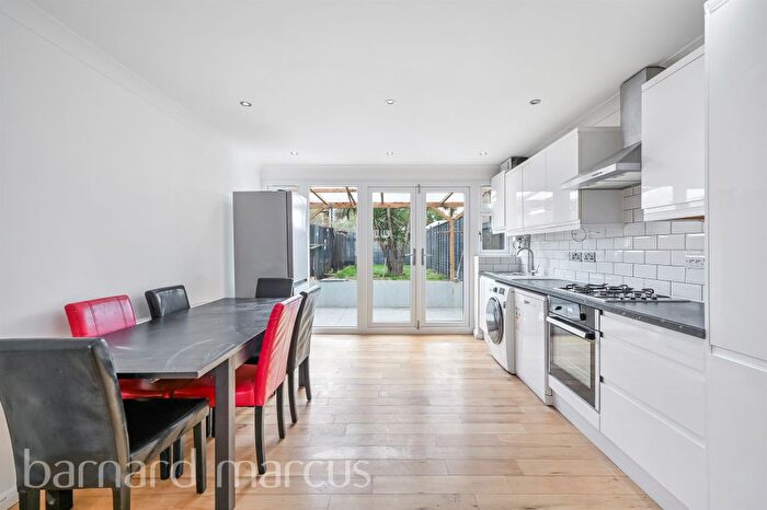 2 Bedroom End Of Terrace House For Sale In Saxon Avenue, Feltham, TW13