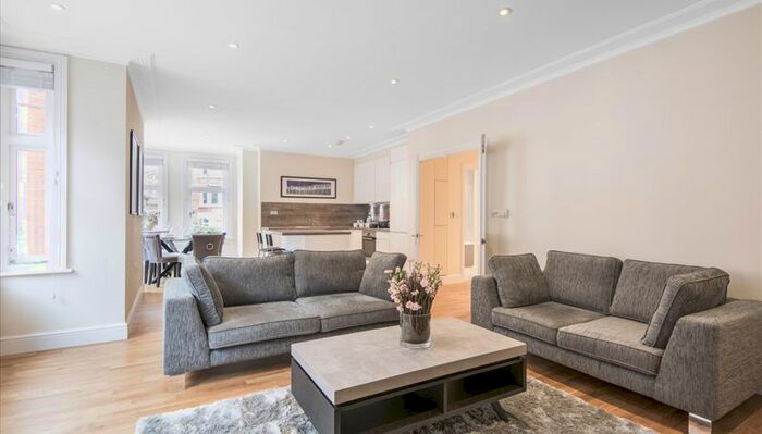 3 Bedroom Flat To Rent In Hamlet Gardens, London, W6