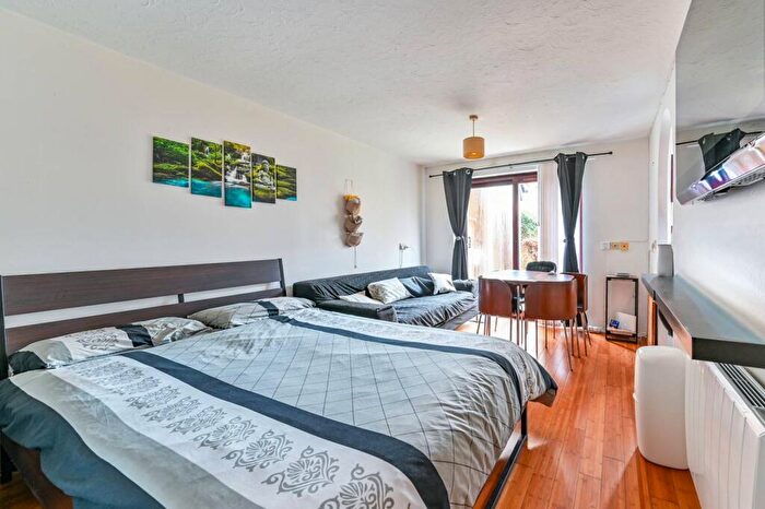 1 Bedroom Flat To Rent In Riverside Close, Hackney, London, E5