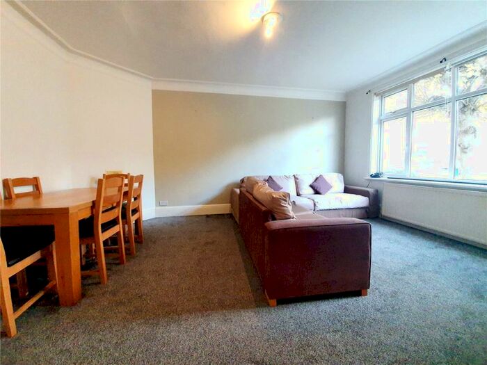 2 Bedroom Apartment To Rent In Gainsborough Gardens, London, NW11