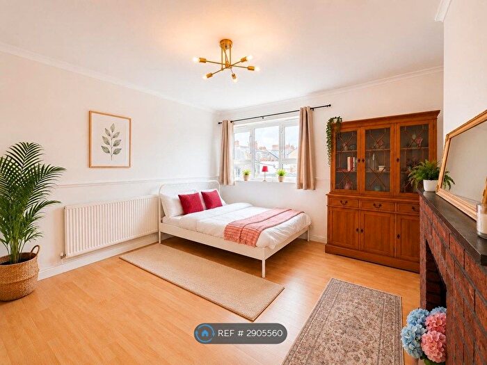 3 Bedroom Flat To Rent In Penrose House, London, SE17