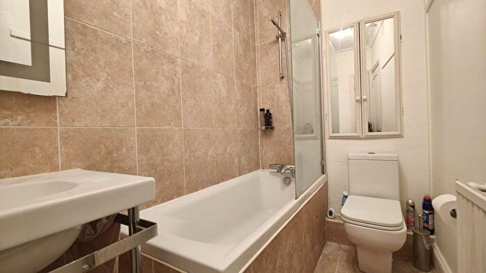 1 Bedroom Flat For Sale In Saffron Court, The Avenue, Sherborne, Dorset, DT9