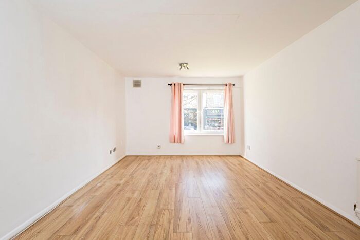 2 Bedroom Flat To Rent In Golderton, Prince Of Wales Close, London, NW4