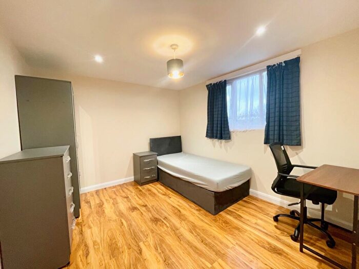 House To Rent In Princes Avenue, N13