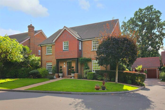 5 Bedroom Detached House To Rent In May Gardens, Elstree, Borehamwood, WD6