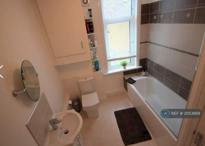 4 Bedroom End Of Terrace House To Rent In Talbot View, Leeds, LS4