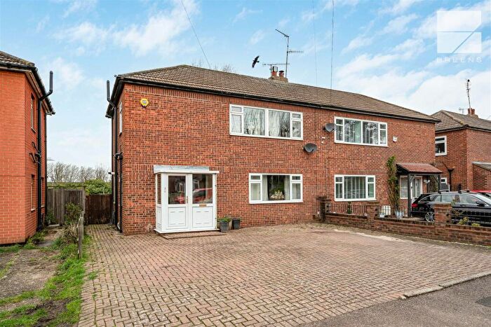 3 Bedroom House For Sale In Valley Side, Chingford, E4