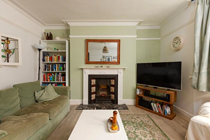2 Bedroom Flat For Sale In Cotham Brow, Cotham, BS6