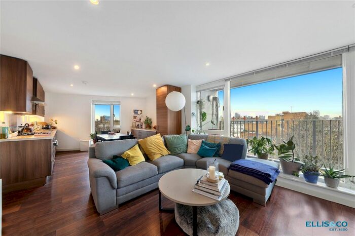 3 Bedroom Flat To Rent In Cambridge Crescent, London E2