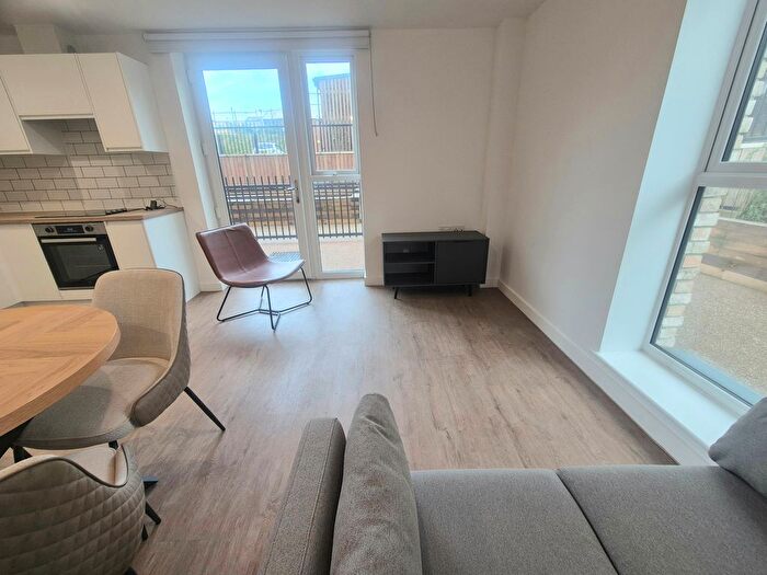 2 Bedroom Flat To Rent In Cow Green, Halifax, HX1