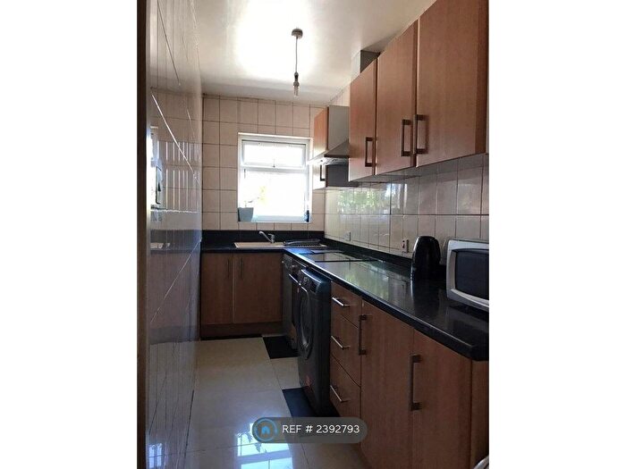 3 Bedroom Flat To Rent In Southwark Park Road, London, SE16