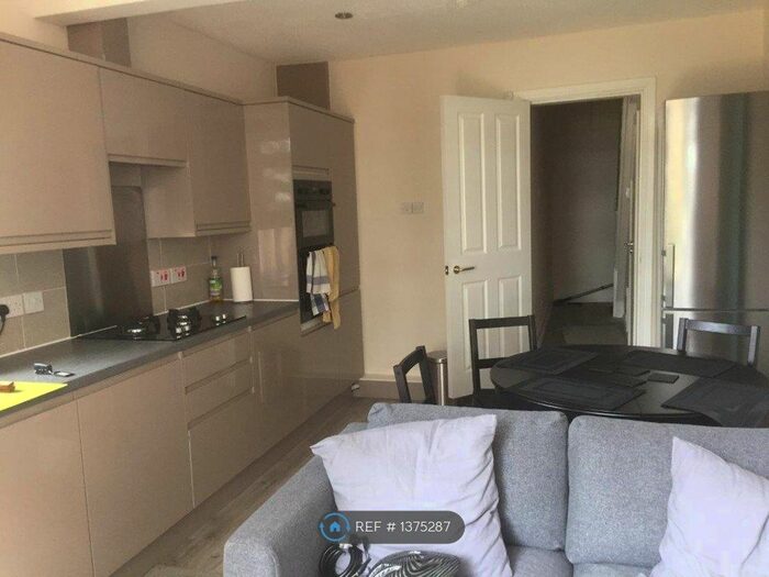 3 Bedroom Terraced House To Rent In Manor Farm Road, Southampton, SO18