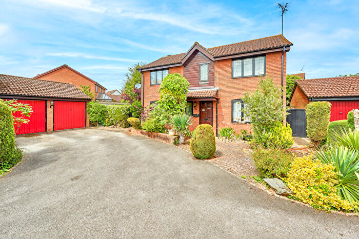 4 Bedroom Detached House For Sale In Lincolns Close, St. Albans, Hertfordshire, AL4