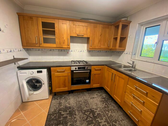 3 Bedroom Flat To Rent In Hydefield Court, Edmonton, N9