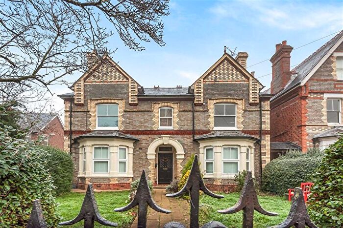 4 Bedroom Flat To Rent In Christchurch Gardens, Reading, RG2