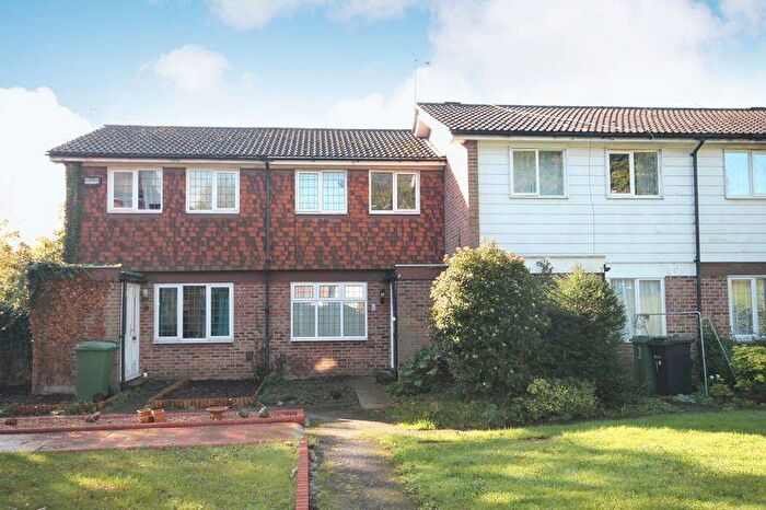 2 Bedroom Town House To Rent In Oaks Close, Leatherhead, KT22