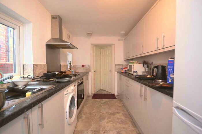 6 Bedroom Terraced House To Rent In Brighton Road, University Area, RG6