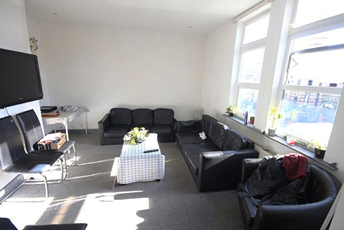 6 Bedroom Flat To Rent In Brudenell Road, Hyde Park, Leeds, LS6