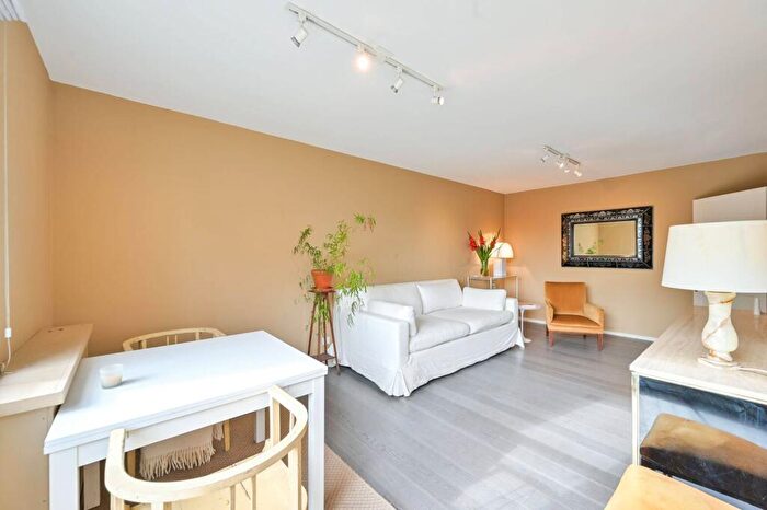 1 Bedroom Flat To Rent In Carrick Court, Kennington Park Road, Kennington, London, SE11