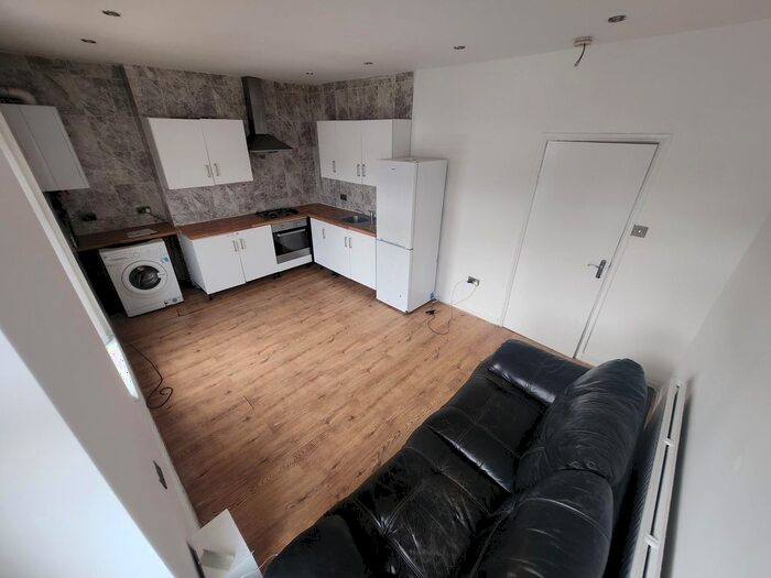 2 Bedroom Flat To Rent In Broadway, Cardiff, CF24