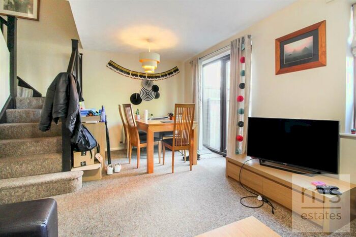 4 Bedroom Semi-Detached House To Rent In Hinchin Brook, Lenton, Nottingham, NG7