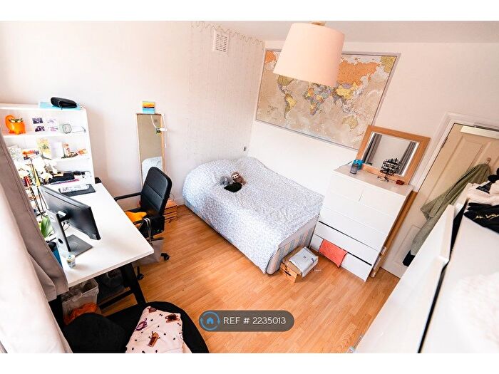 5 Bedroom Flat To Rent In Brocklehurst Road, London, SE14