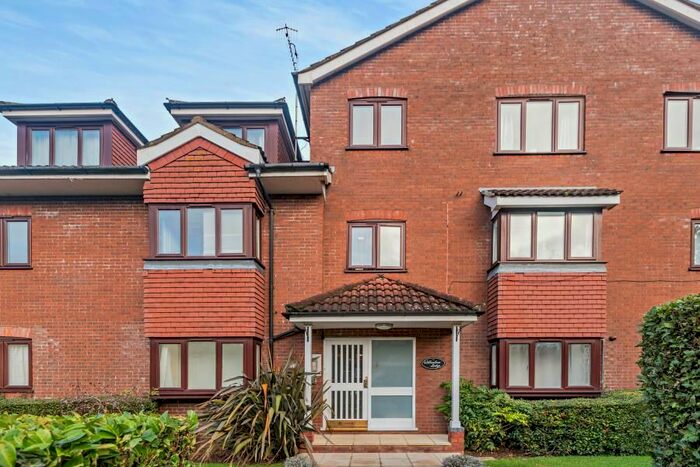 3 Bedroom Flat To Rent In Eastbury Avenue, Northwood, HA6