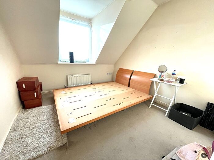 2 Bedroom Property To Rent In Harwoods Road, Watford, WD18