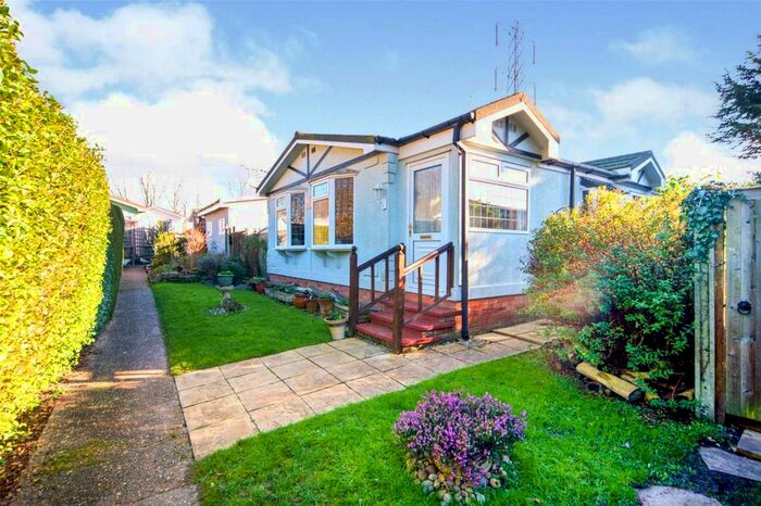 2 Bedroom Mobile/park Home For Sale In Maple Way, Waltham Abbey, EN9