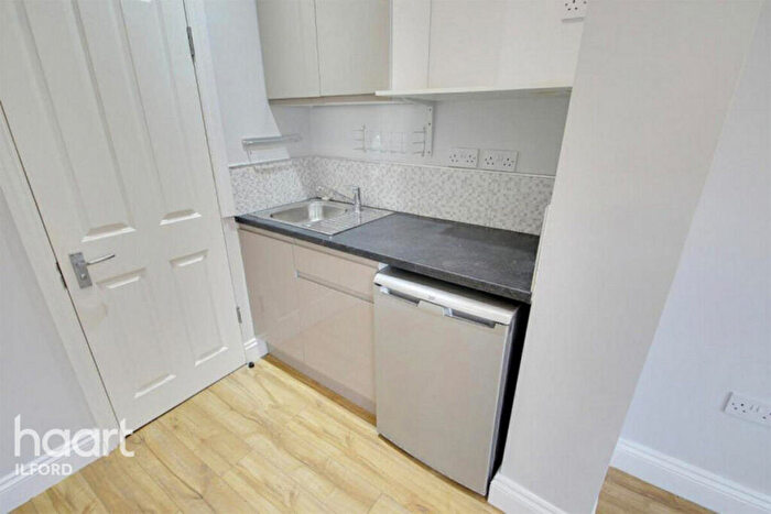 Studio To Rent In Holland Park Avenue, Ilford, IG3